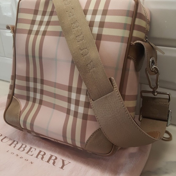 🎉Host Pick🎉 BURBERRY Candy Nova Shoulder Bag - Picture 2 of 8